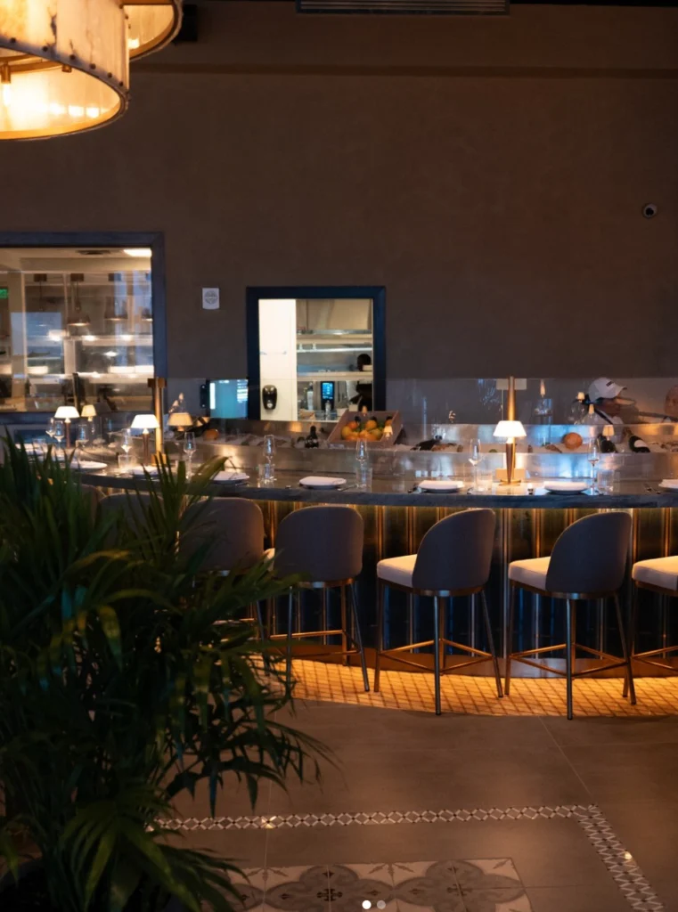 Bar and dining room at Ce Soir restaurant in Naples