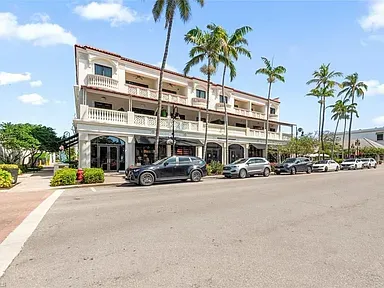 Downtown Naples building where Omasava is located