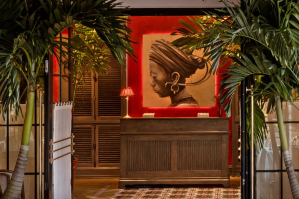 Le Colonial Entry