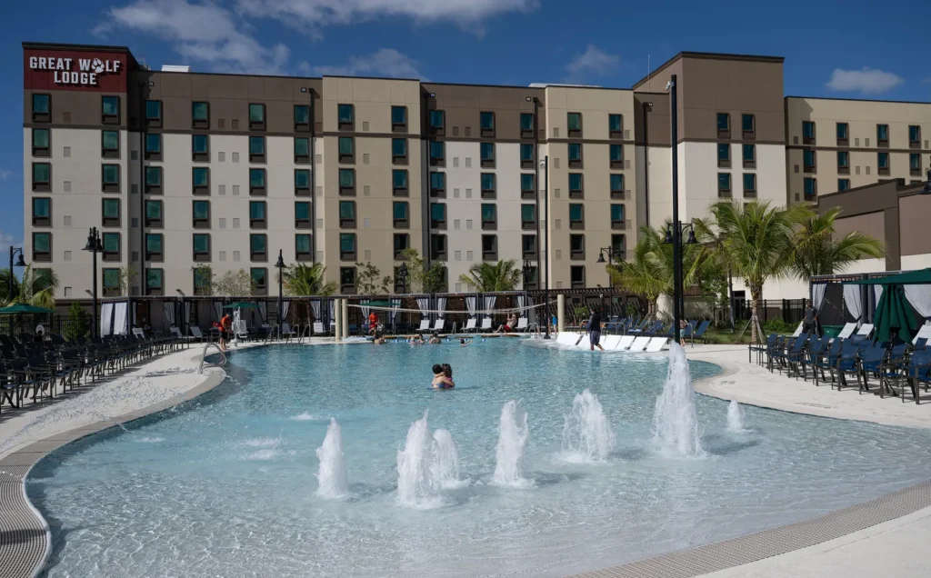 Outdoor pool and fountains at Great Wolf Lodge Naples