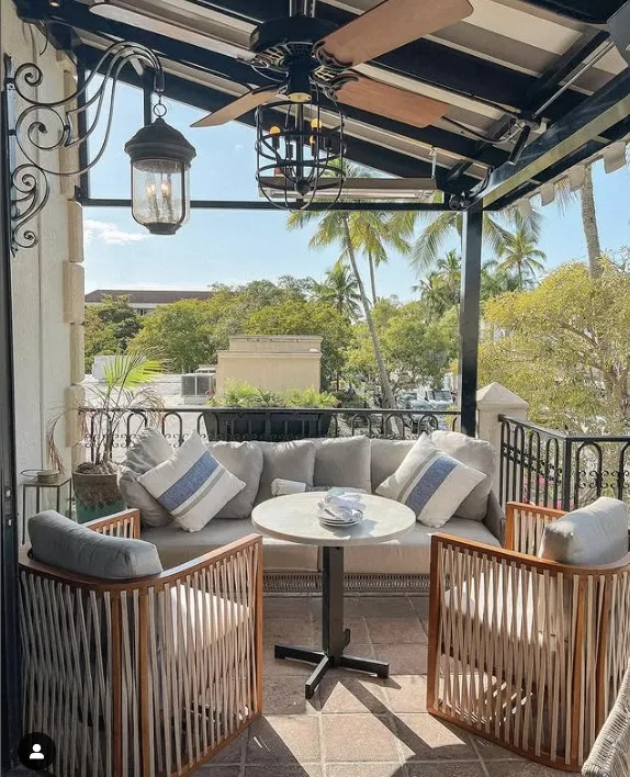 Outdoor seating at Del Mar restaurant