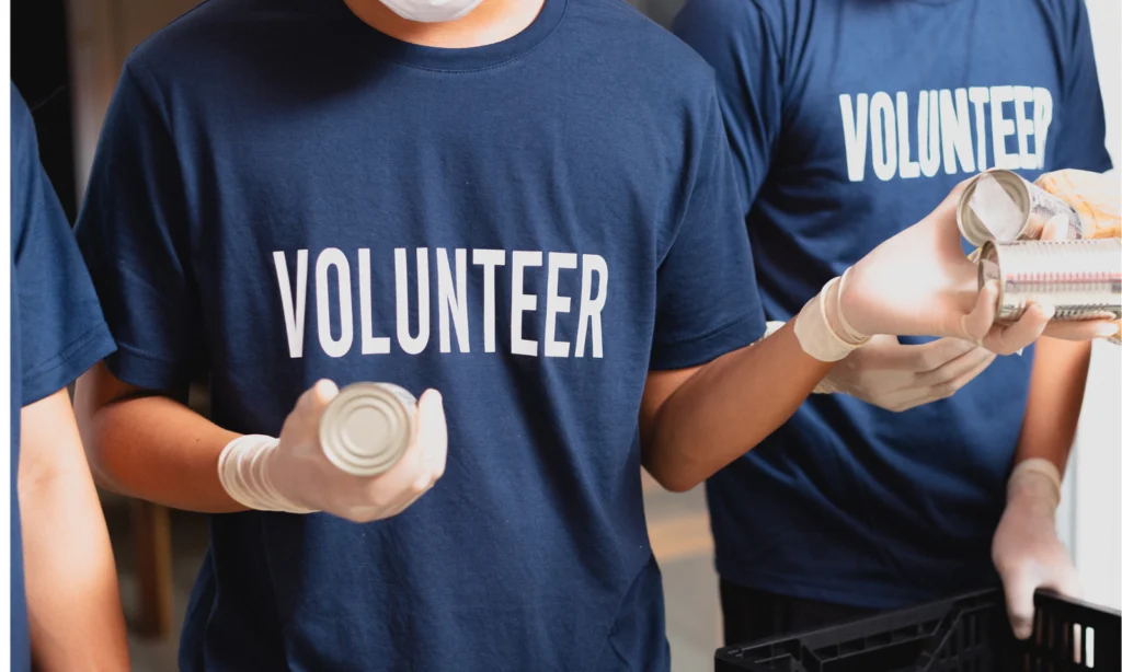 people volunteering