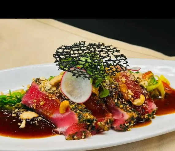 Seared tuna with crispy garnish at Soluna Restaurant