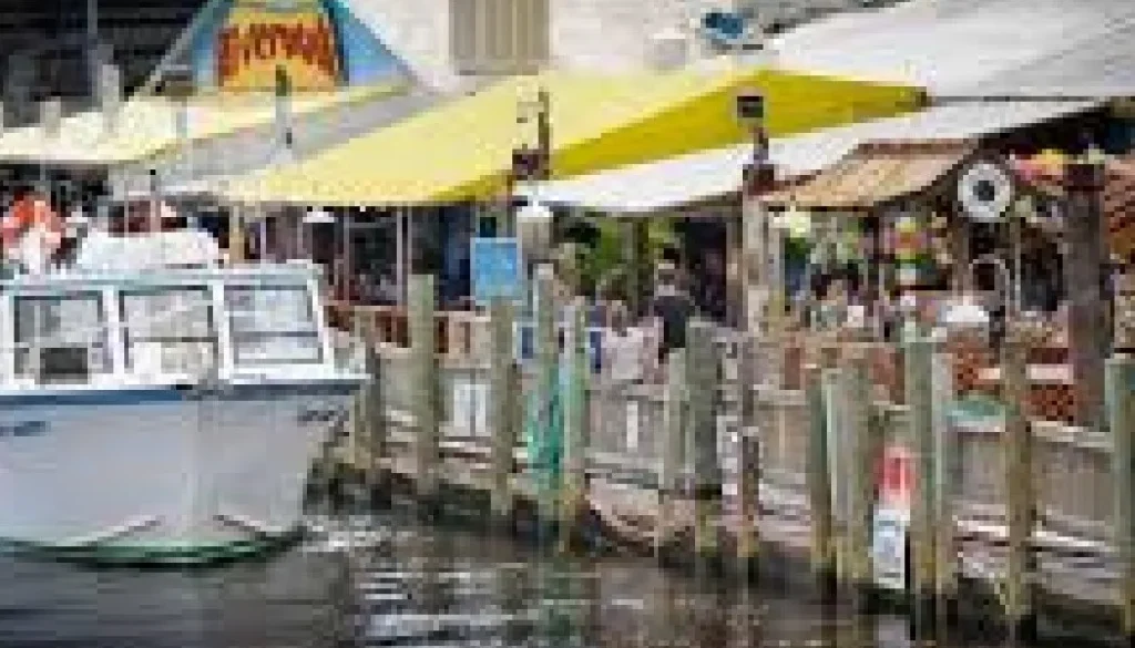 Tin City, Naples